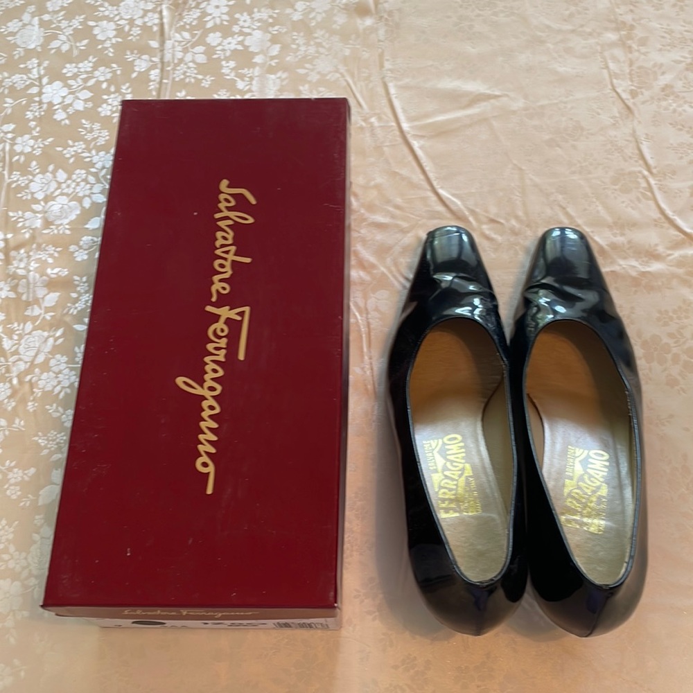 Salvatore FERRAGAMO Black Patent Leather Low Heel TORTORA Pumps Size 9 AAA